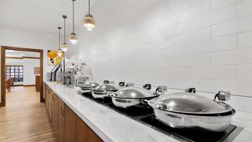 Breakfast and dinner served