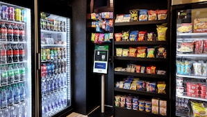 Ein Automatenbereich mit verschiedenen Snacks und Getränken.