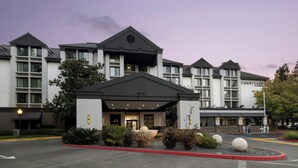 A modern hotel with a covered entrance, multiple floors, and a courtyard area. - Courtyard by Marriott Santa Rosa (Santa Rosa)