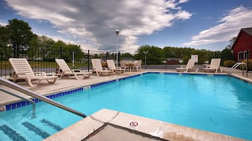 Una piscina al aire libre de temporada