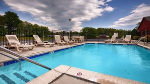 Una piscina al aire libre de temporada