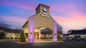 A Best Western hotel with a prominent archway entrance, a parking lot, and a clear sky. - Best Western Carlisle (Carlisle)