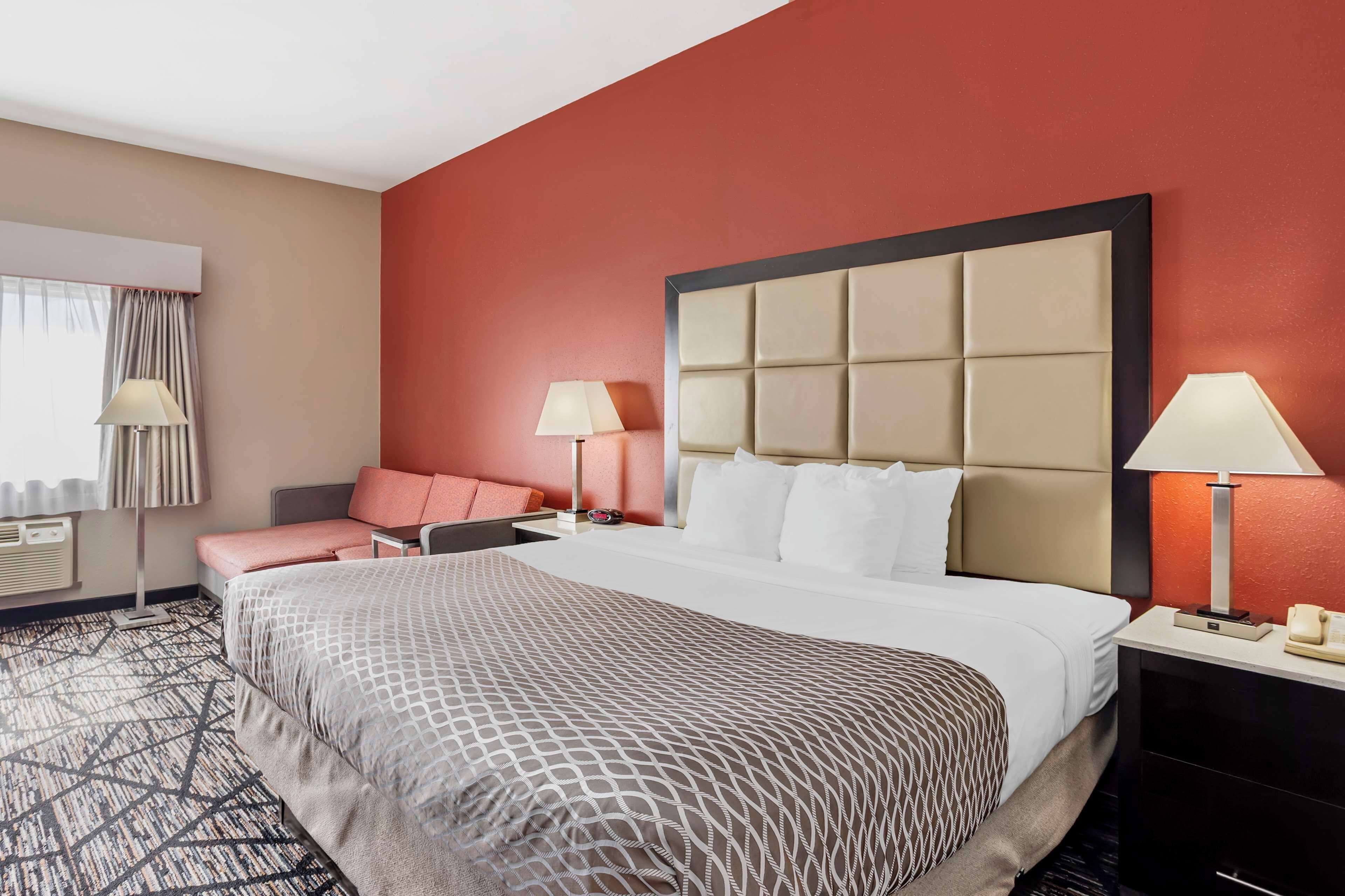 Standard Room, 1 Queen Bed, Non Smoking, Kitchen (Full Kitchen) | Individually furnished, desk, laptop workspace, blackout drapes