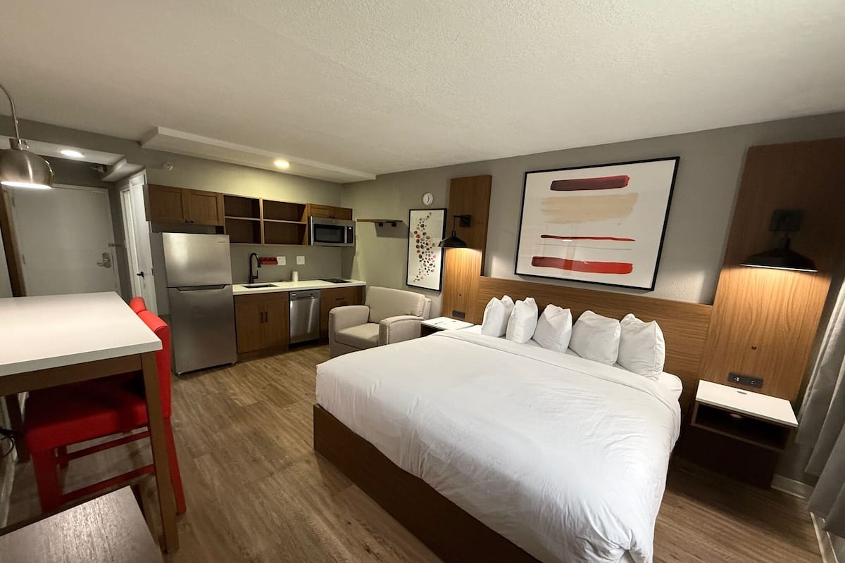 1 King Bed, Premier Tower Room, Full Kitchen, Walk-In Shower, Non-Smoking | Premium bedding, pillowtop beds, in-room safe, desk