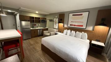 1 King Bed, Premier Tower Room, Full Kitchen, Walk-In Shower, Non-Smoking | Premium bedding, pillow-top beds, in-room safe, desk