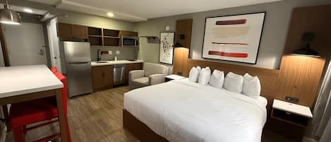 1 King Bed, Premier Tower Room, Full Kitchen, Walk-In Shower, Non-Smoking | Ropa de cama de alta calidad y camas con pillow-top