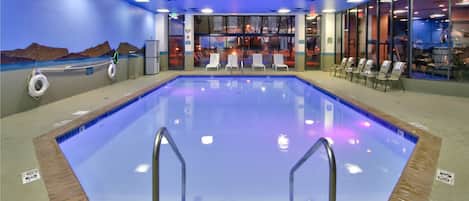 Piscine couverte, accÚs possible de 06 h 00 à 22 h 00, chaises longues