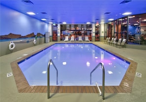Piscine intérieure, accès possible de 6 h à 22 h, chaises longues