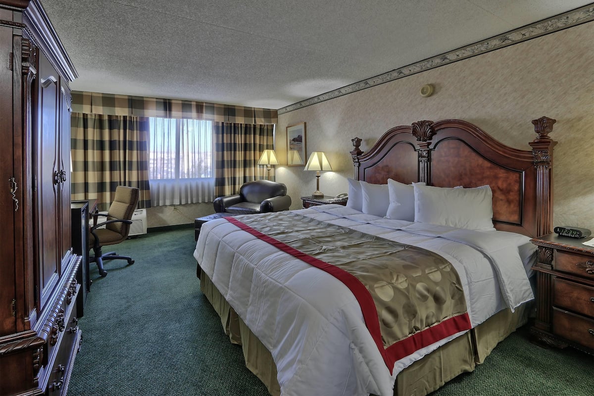 Premium bedding, pillowtop beds, in-room safe, desk