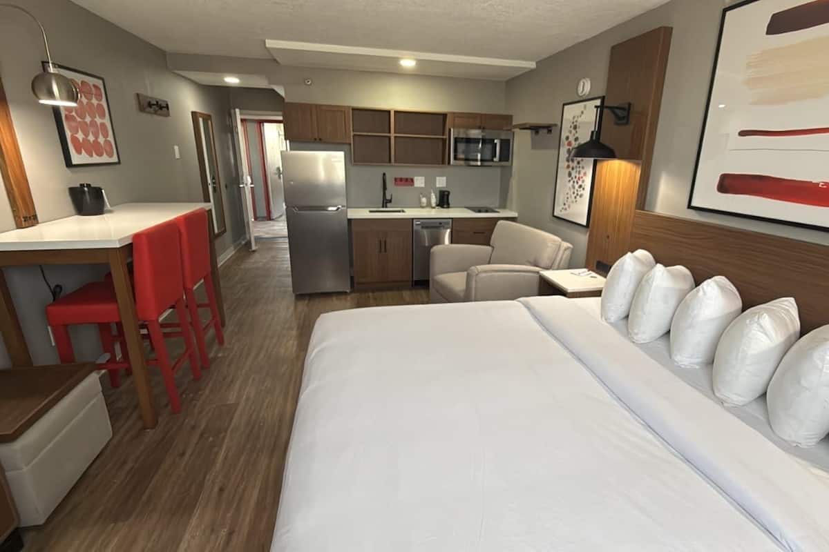1 King Bed, Premier Tower Room, Full Kitchen, Walk-In Shower, Non-Smoking | Peralatan tempat tidur premium, tilam berlapik, peti besi dalam bilik