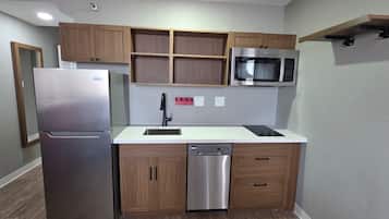 1 King Bed, Premier Tower Room, Full Kitchen, Walk-In Shower, Non-Smoking | 高档床上用品、加厚床垫、客房内保险箱、办公桌