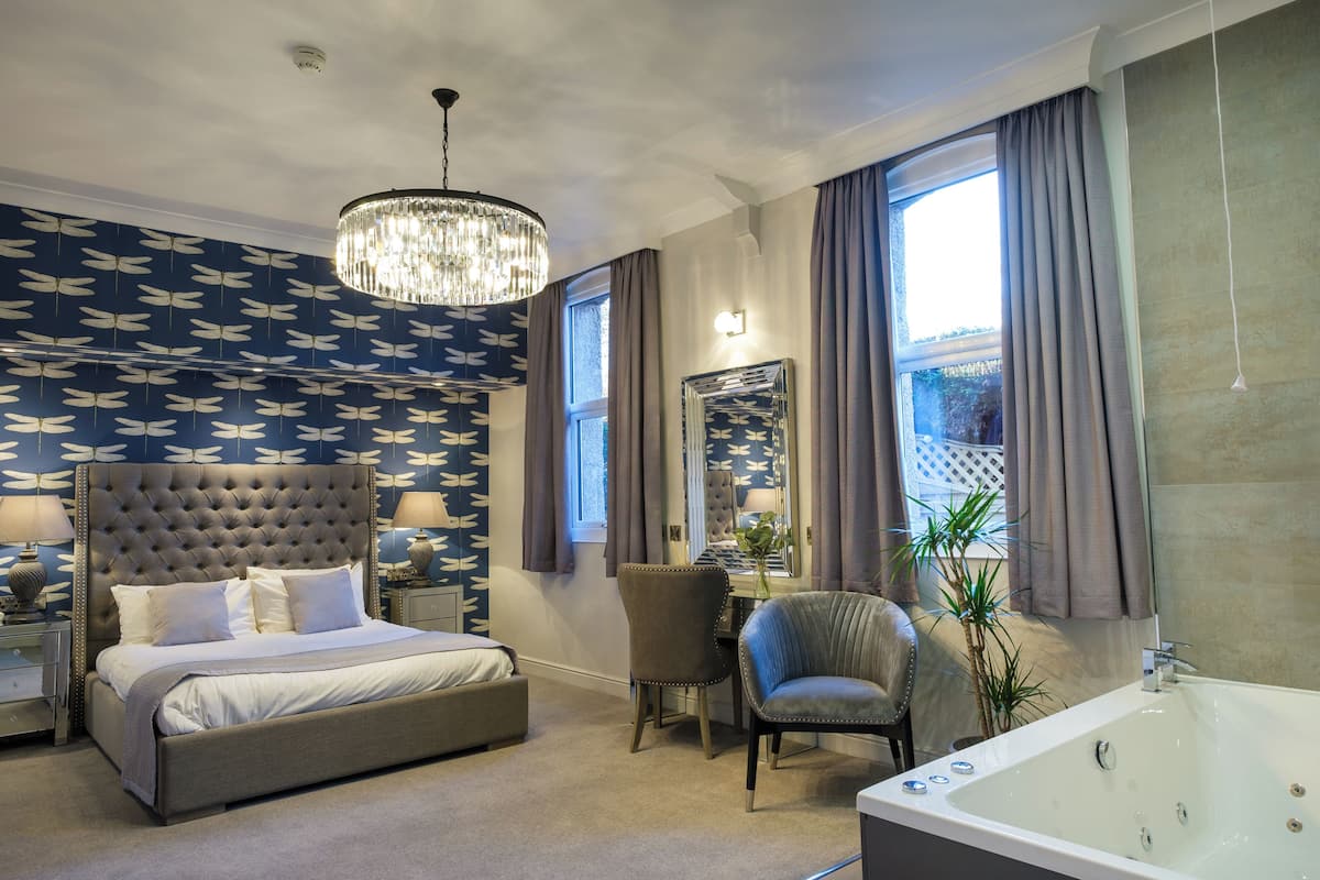 Deluxe Room, 1 King Bed, Non Smoking, Jetted Tub | In-room safe, desk, iron/ironing board, free WiFi