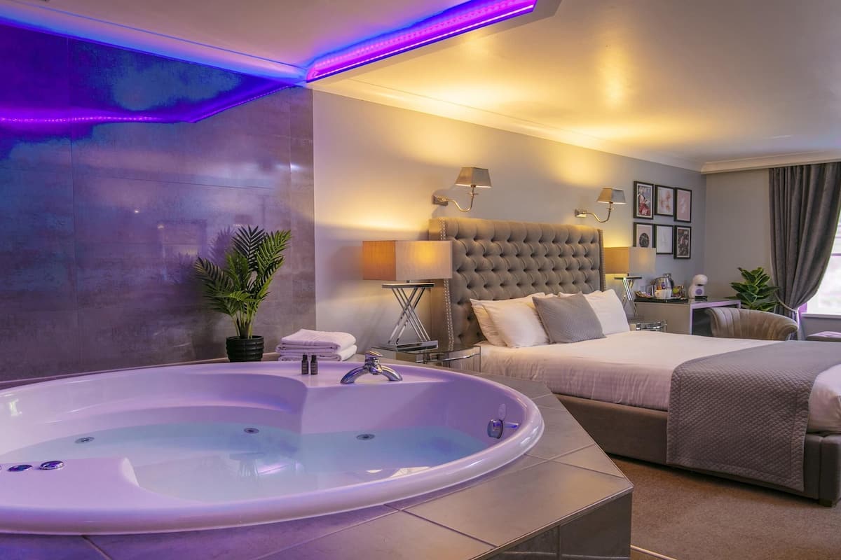 Suite, 1 King Bed, Non Smoking, Jetted Tub