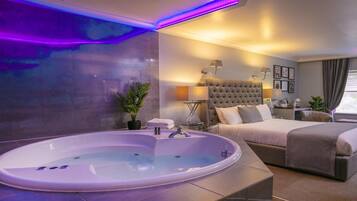 Suite, 1 letto king, non fumatori, idromassaggio | Una cassaforte in camera, una scrivania, ferro/asse da stiro