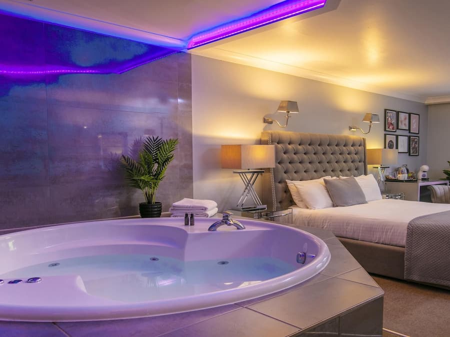 Suite, 1 King Bed, Non Smoking, Jetted Tub