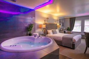 Deluxe Room, 1 Double Bed, Non Smoking, Jetted Tub | In-room safe, desk, iron/ironing board, free WiFi