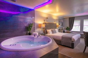 Chambre Deluxe, 1 lit double, non-fumeur, baignoire à jets | Coffre-fort, bureau, fer et planche à repasser, accès au Wi-Fi (inclus)