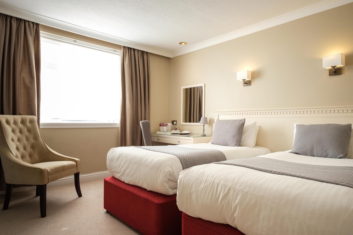 Classic Room, 2 Twin Beds, Non Smoking | In-room safe, desk, iron/ironing board, WiFi (free)