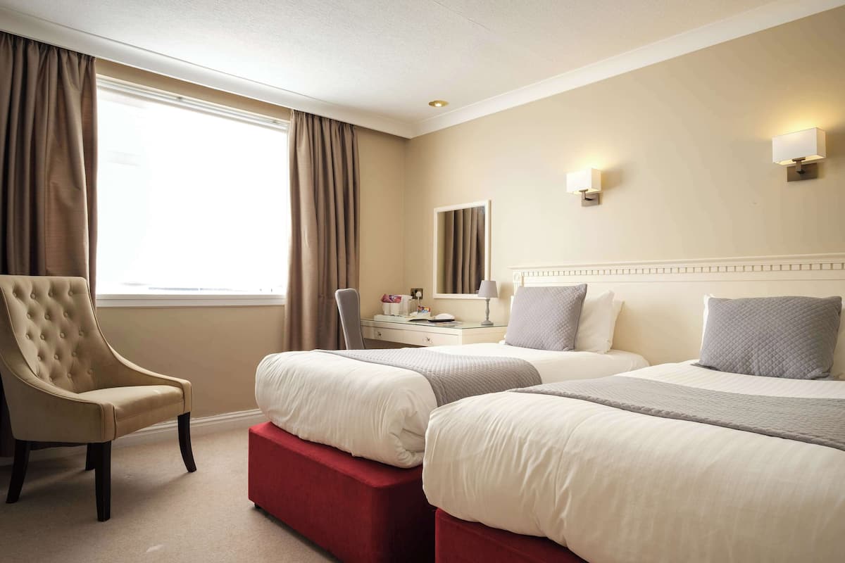 Comfort Room, 2 Twin Beds, Non Smoking | In-room safe, desk, iron/ironing board, free WiFi