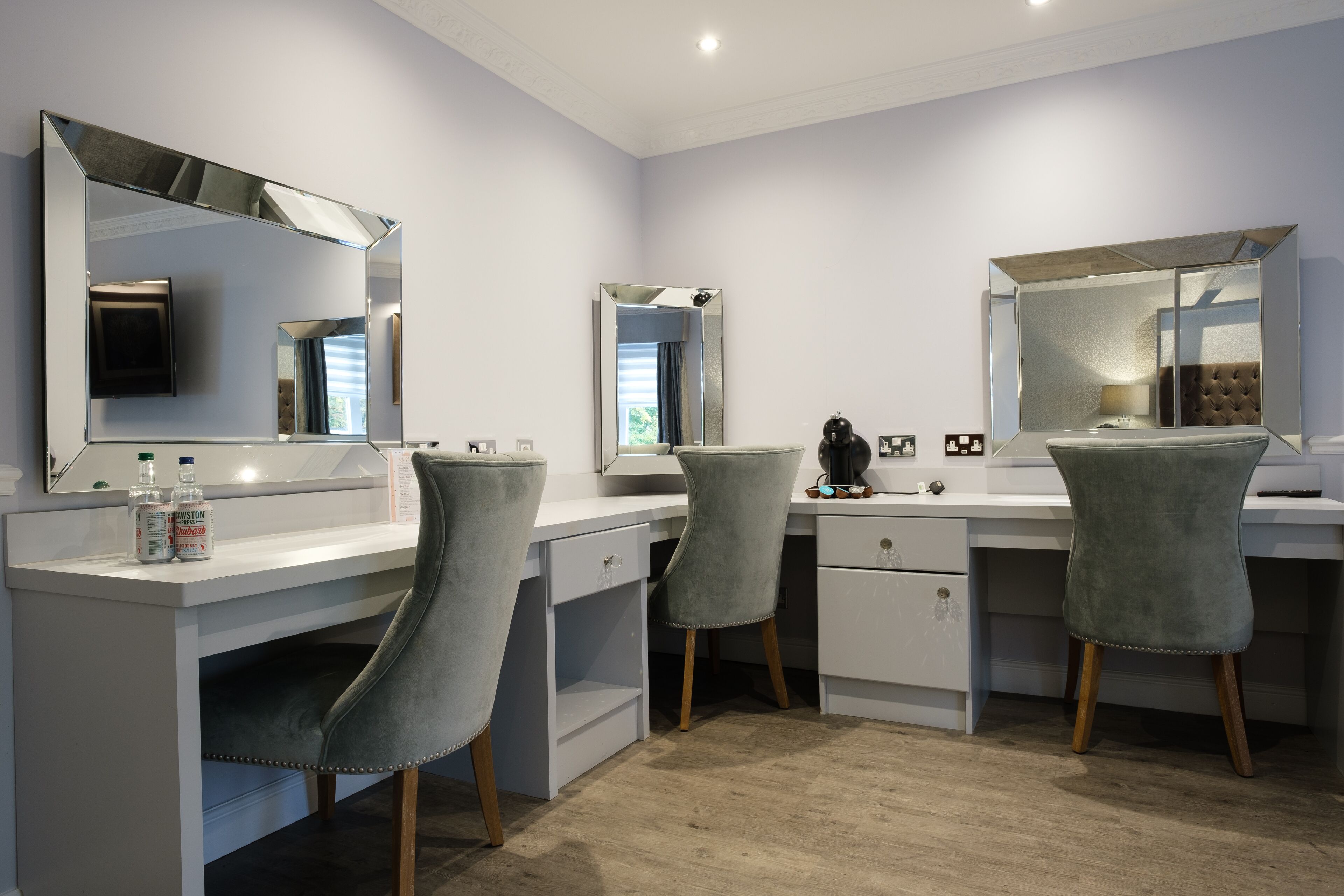 deluxe room, 1 double bed, non smoking (four poster bed) | in-room safe, desk, iron/ironing board, free wifi