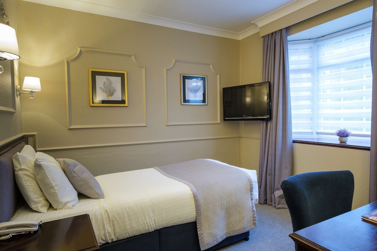 Comfort Room, 1 Twin Bed, Non Smoking | In-room safe, desk, iron/ironing board, free WiFi