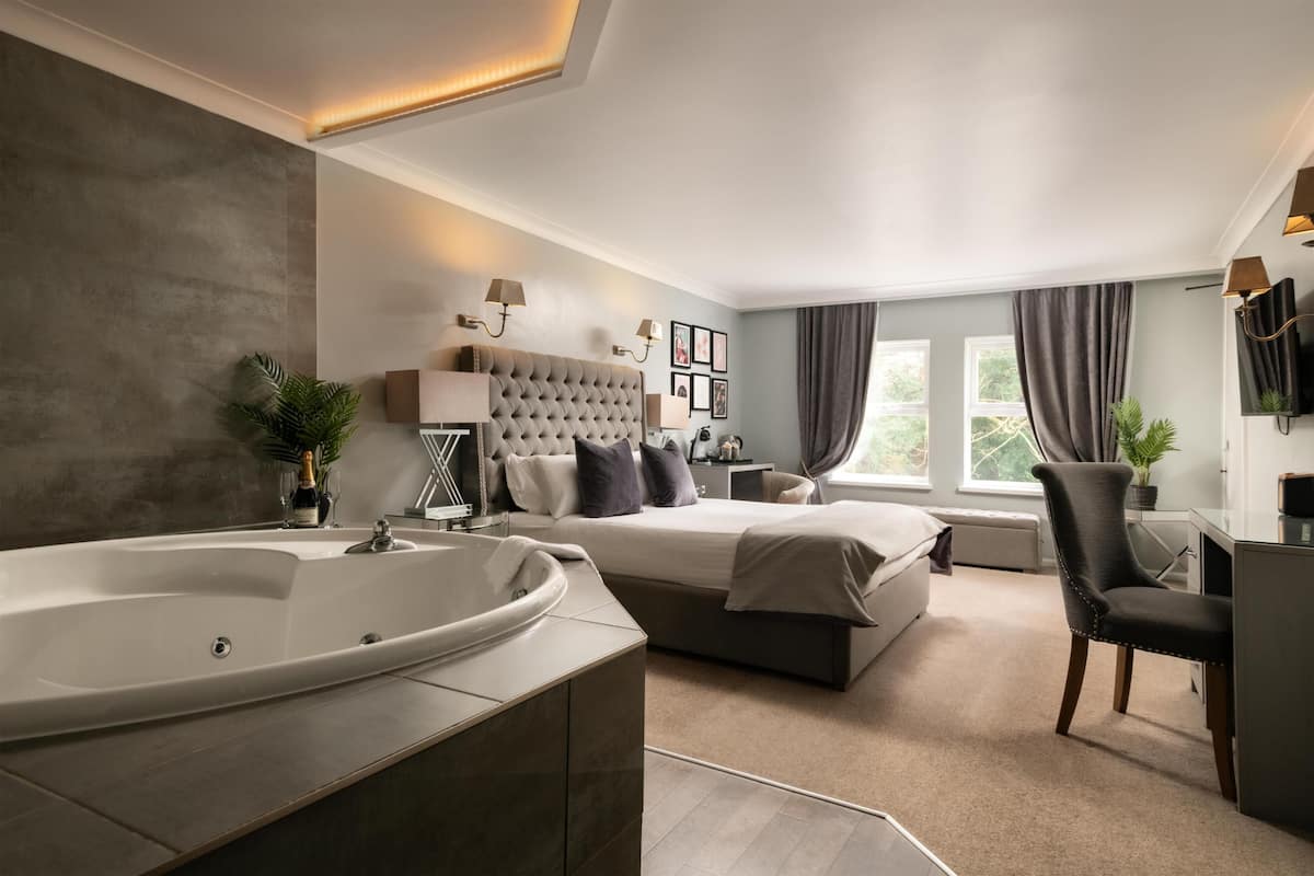 Suite, 1 King Bed, Non Smoking, Jetted Tub