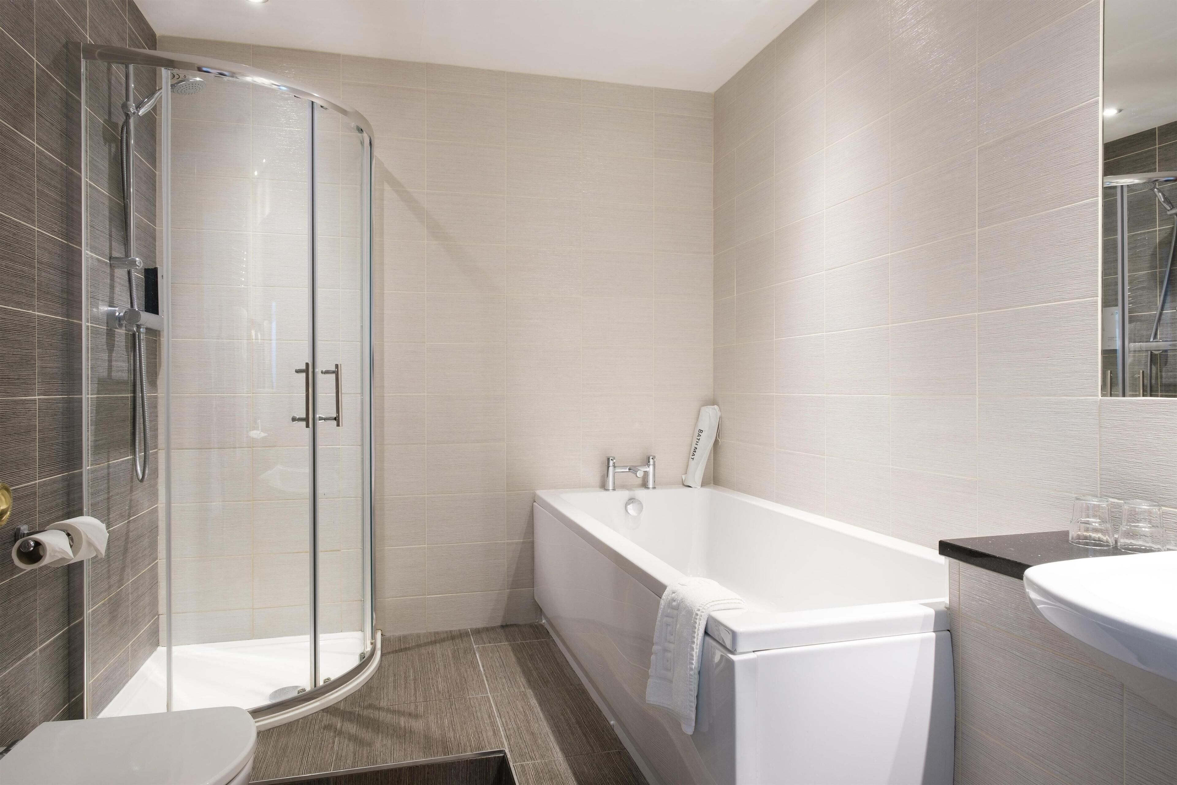 Suite, 1 Katil Raja (King), Non Smoking, Jetted Tub | Peti besi dalam bilik, meja, seterika/papan seterika, Wi-fi percuma 