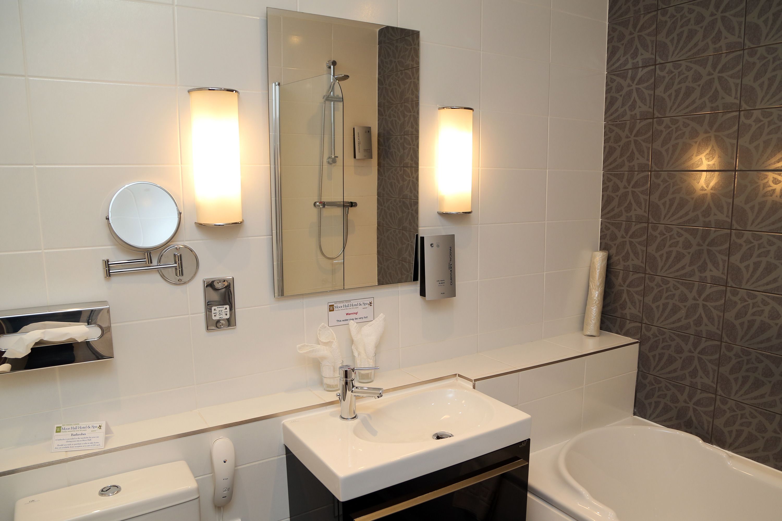 comfort room, 2 single beds, non smoking | in-room safe, desk, iron/ironing board, free wifi