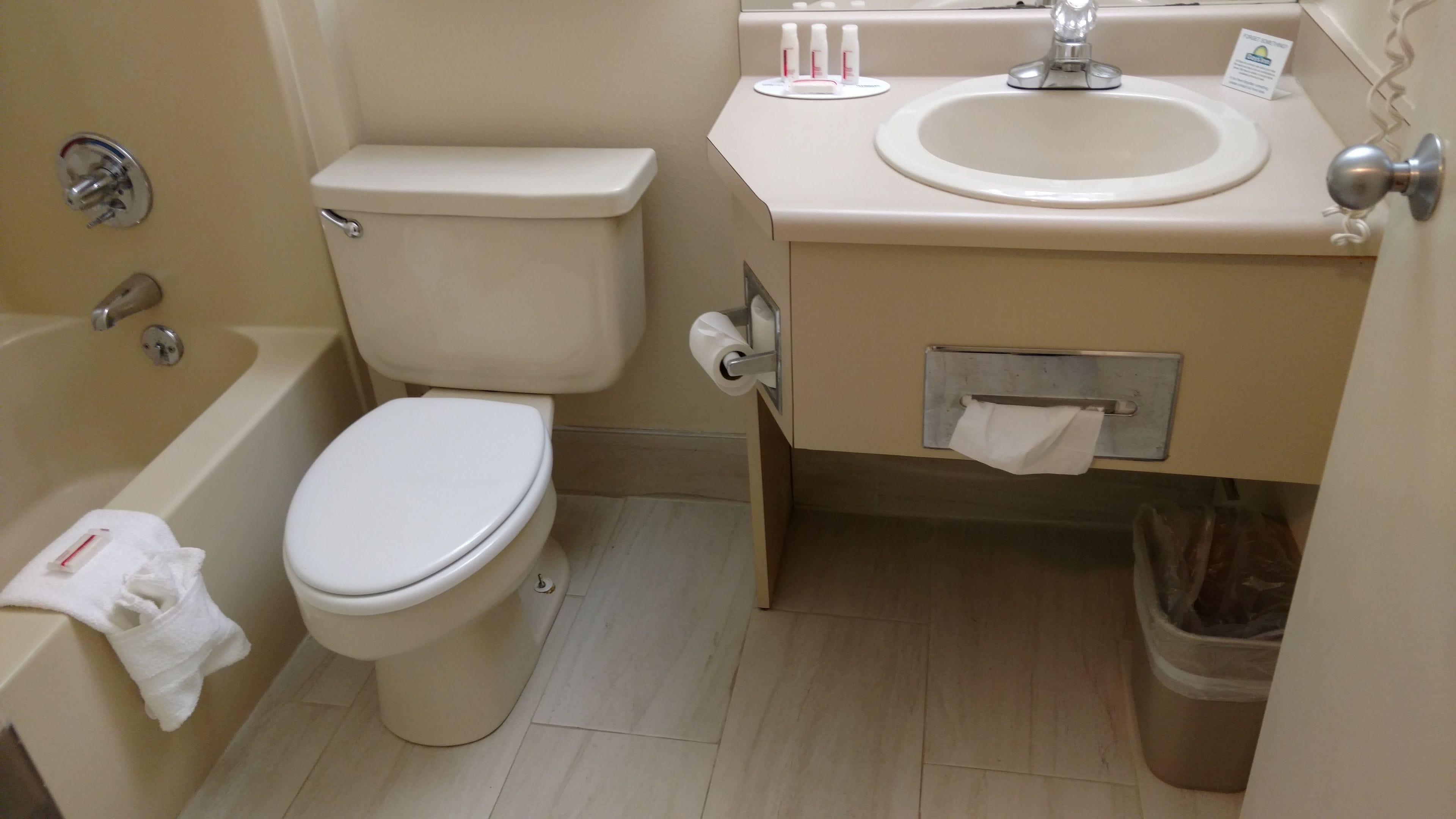 Un baño con inodoro, lavamanos y bañera.