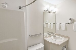 Combined shower/bathtub, free toiletries, hair dryer, towels