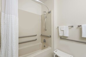 Ensemble douche/baignoire, articles de toilette gratuits, sèche-cheveux