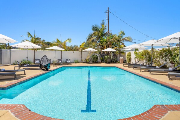 Outdoor pool, pool umbrellas, sun loungers