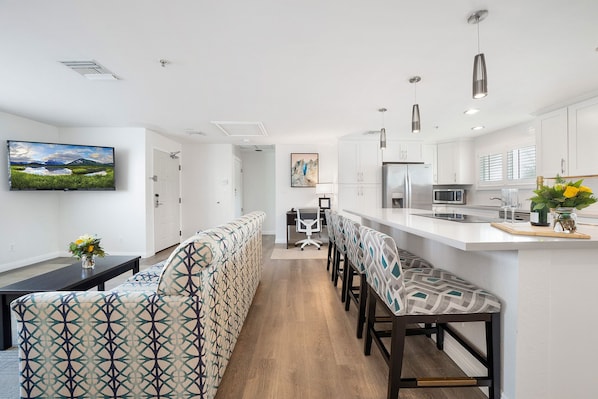 King Suite | Living area | 65-inch flat-screen TV with digital channels, TV - Casablanca Inn (San Clemente)