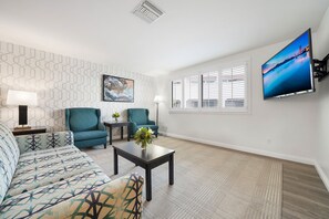 King Suite | Hypo-allergenic bedding, in-room safe, desk, laptop workspace