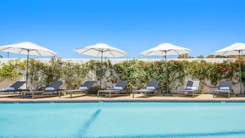 Utomhuspool, parasoller och solstolar