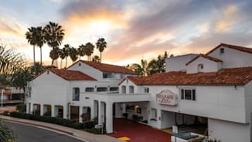 A hotel with a white facade, red-tiled roofs, and a sign reading "CASABLANCA Inn".