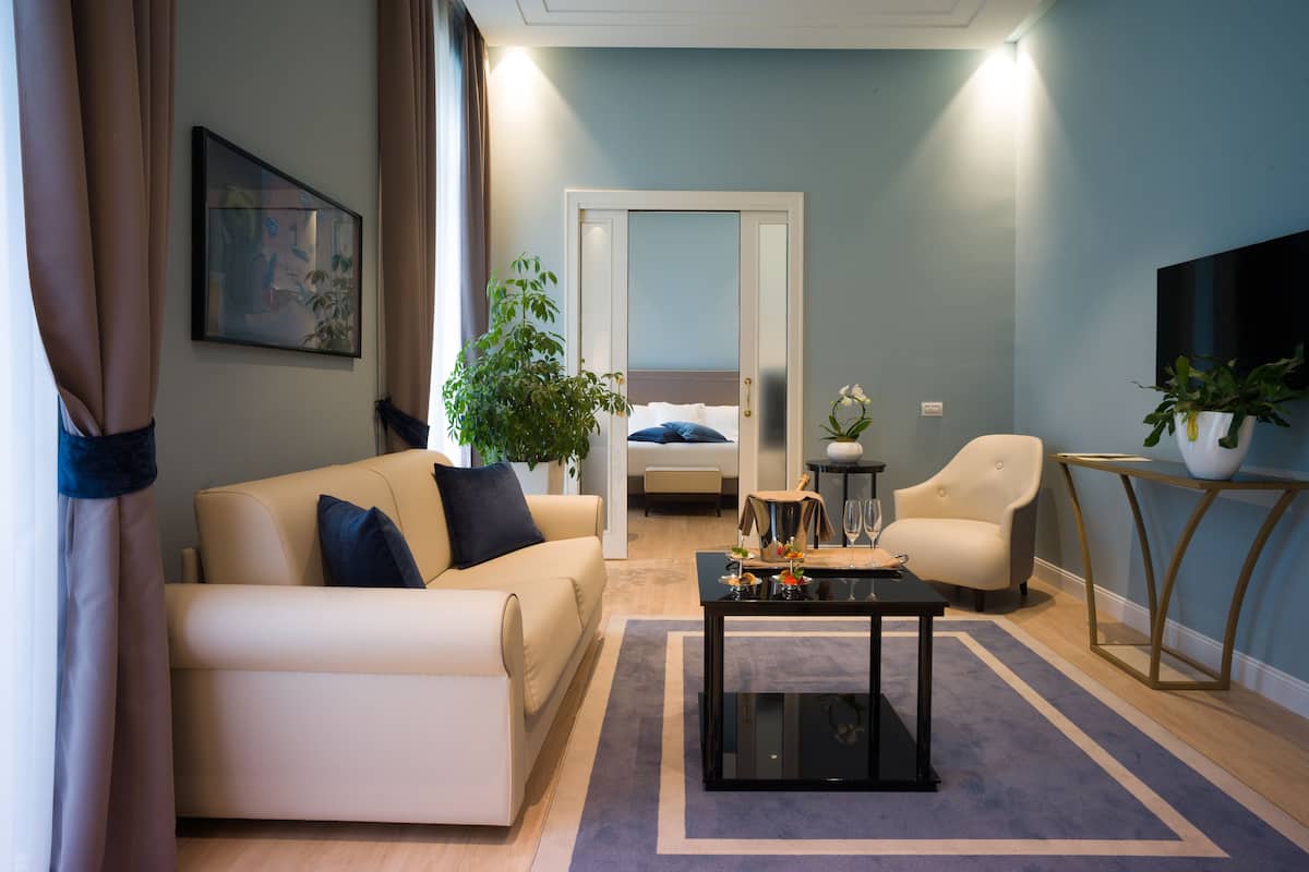 suite | down duvets, free minibar items, in-room safe, desk