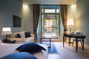 Deluxe-Doppelzimmer, Balkon | Daunenbettdecken, Minibar (mit einigen kostenlosen Artikeln), Zimmersafe
