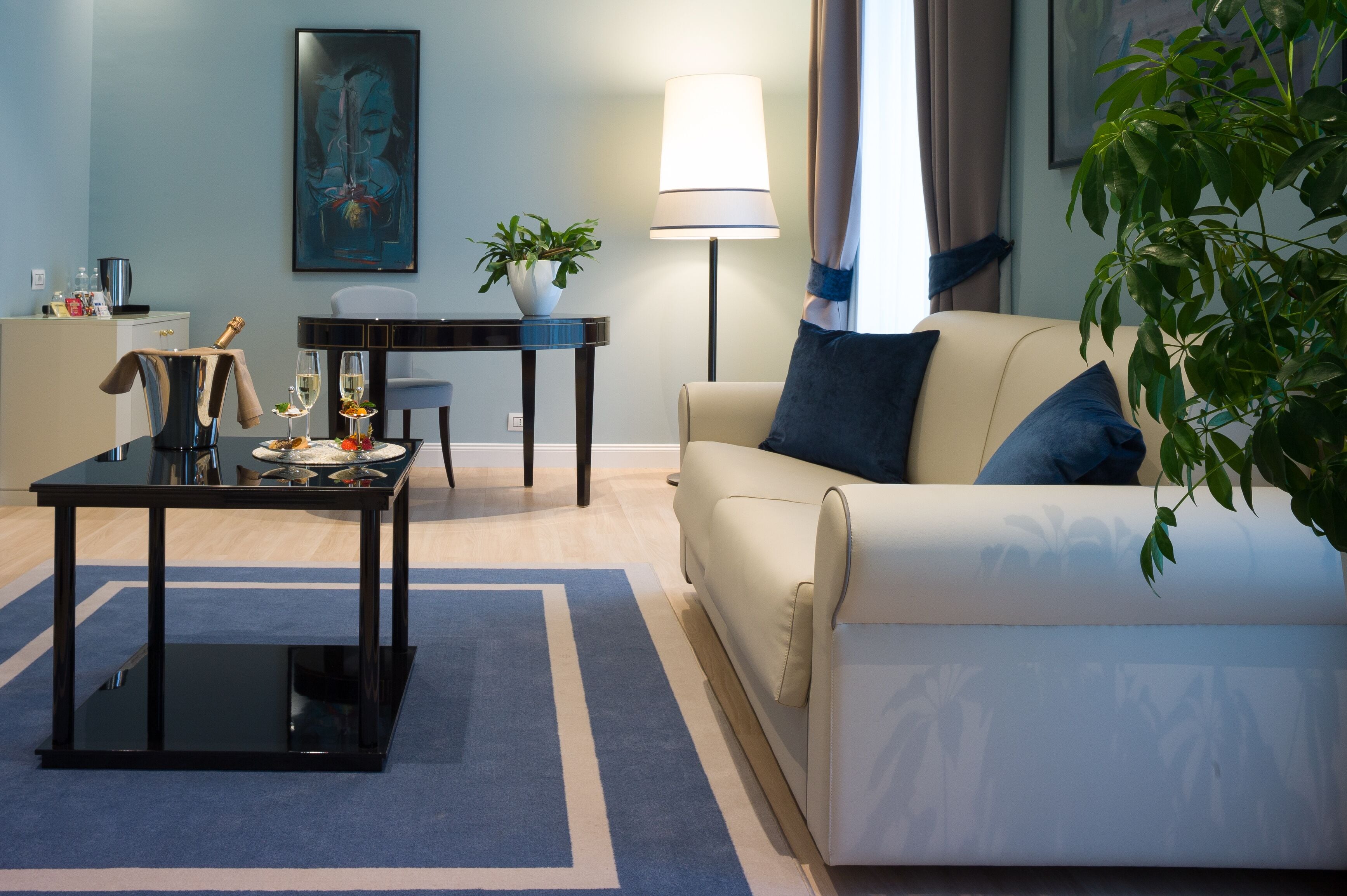 suite | living area | 30-inch flat-screen tv with digital channels, tv