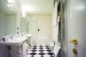 Deluxe Double Room, Balcony | Bathroom