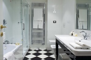 Doppia Executive | Bagno | Doccia, set di cortesia gratuito, asciugacapelli, accappatoio