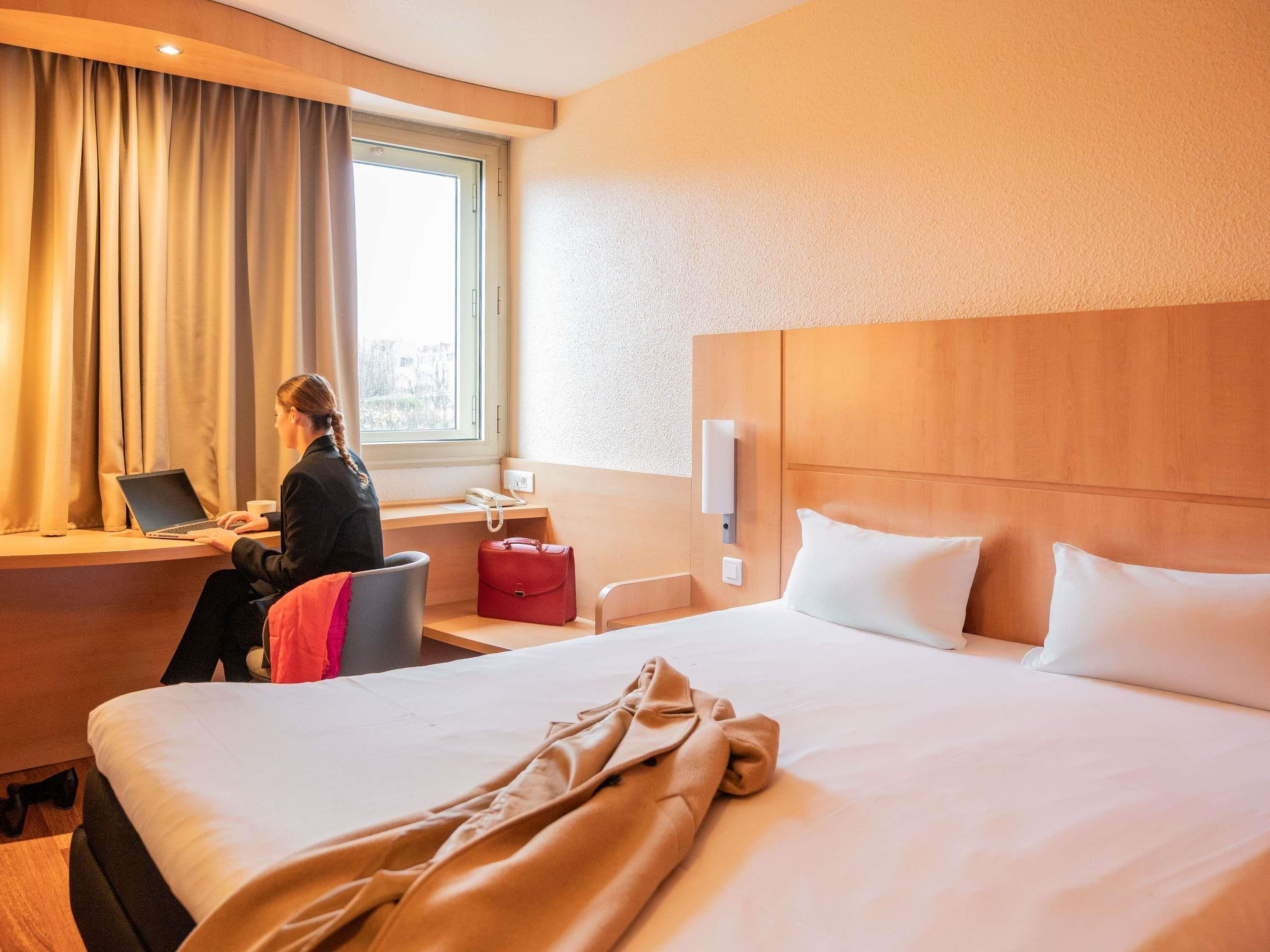 Escritorio, espacio para trabajar con laptop y cortinas blackout 