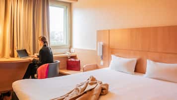 Escritorio, espacio para trabajar con laptop y cortinas blackout