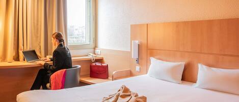 办公桌、笔记本电脑工作区、遮光窗帘、隔音