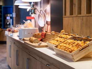 Desayuno buffet diario (EUR 13.90 por persona)