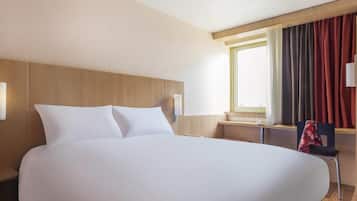 Escritorio, espacio para trabajar con laptop y cortinas blackout