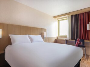 Schreibtisch, laptopgeeigneter Arbeitsplatz, Verdunkelungsvorhänge