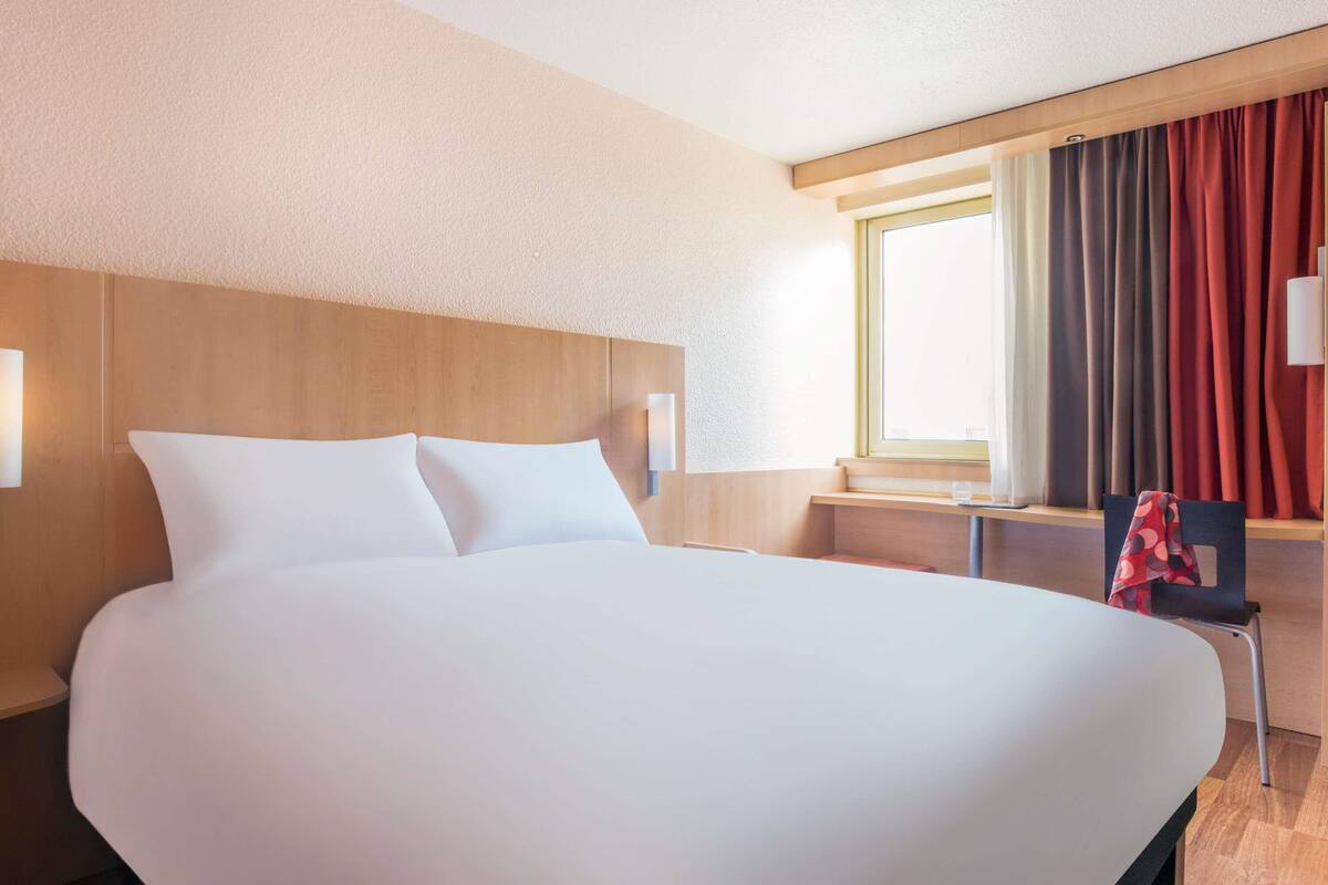Habitació doble estàndard, 1 llit doble | Escriptori, espai de treball apte per a portàtils i cortines opaques 