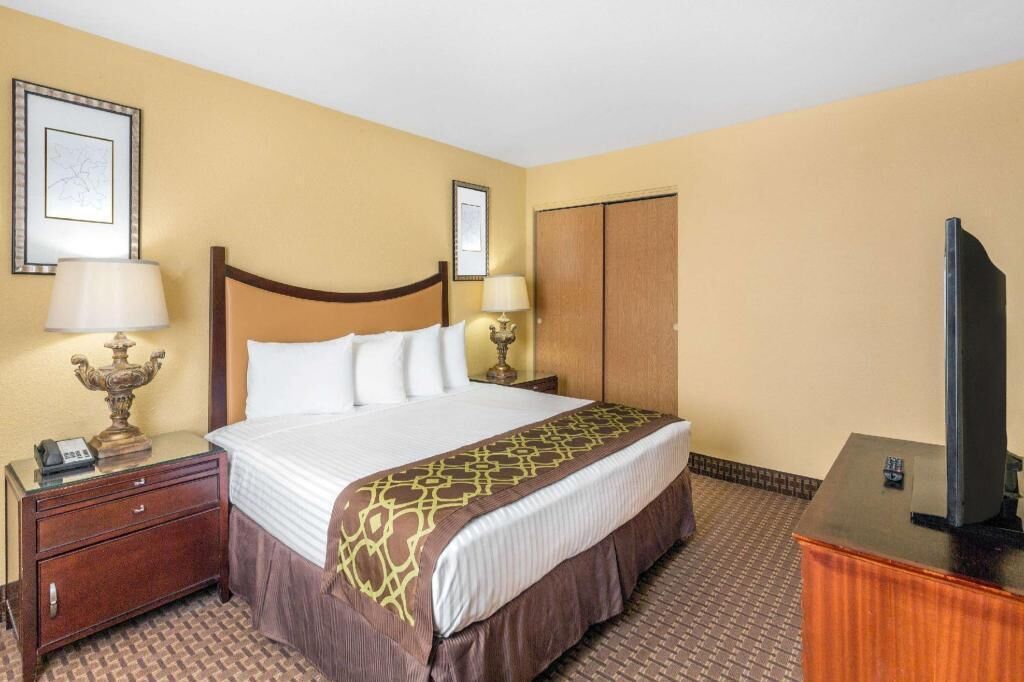 In-room safe, desk, iron/ironing board, cots/infant beds