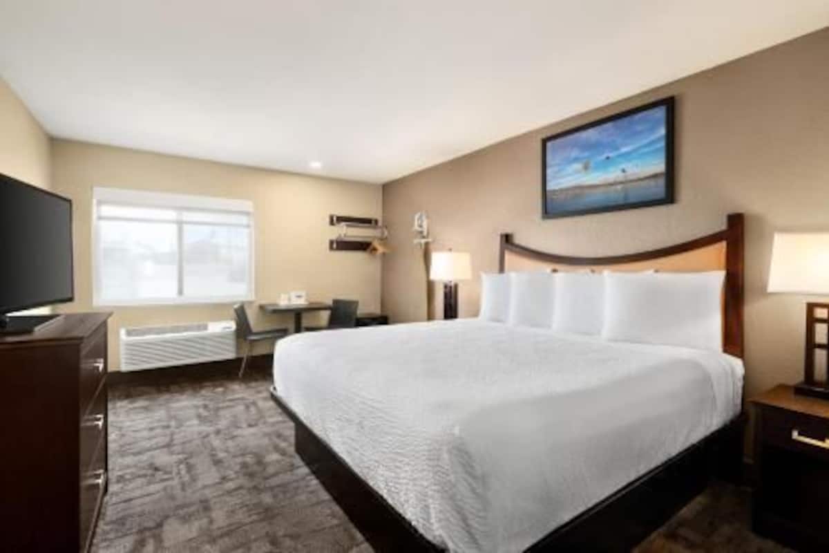 In-room safe, desk, iron/ironing board, cribs/infant beds